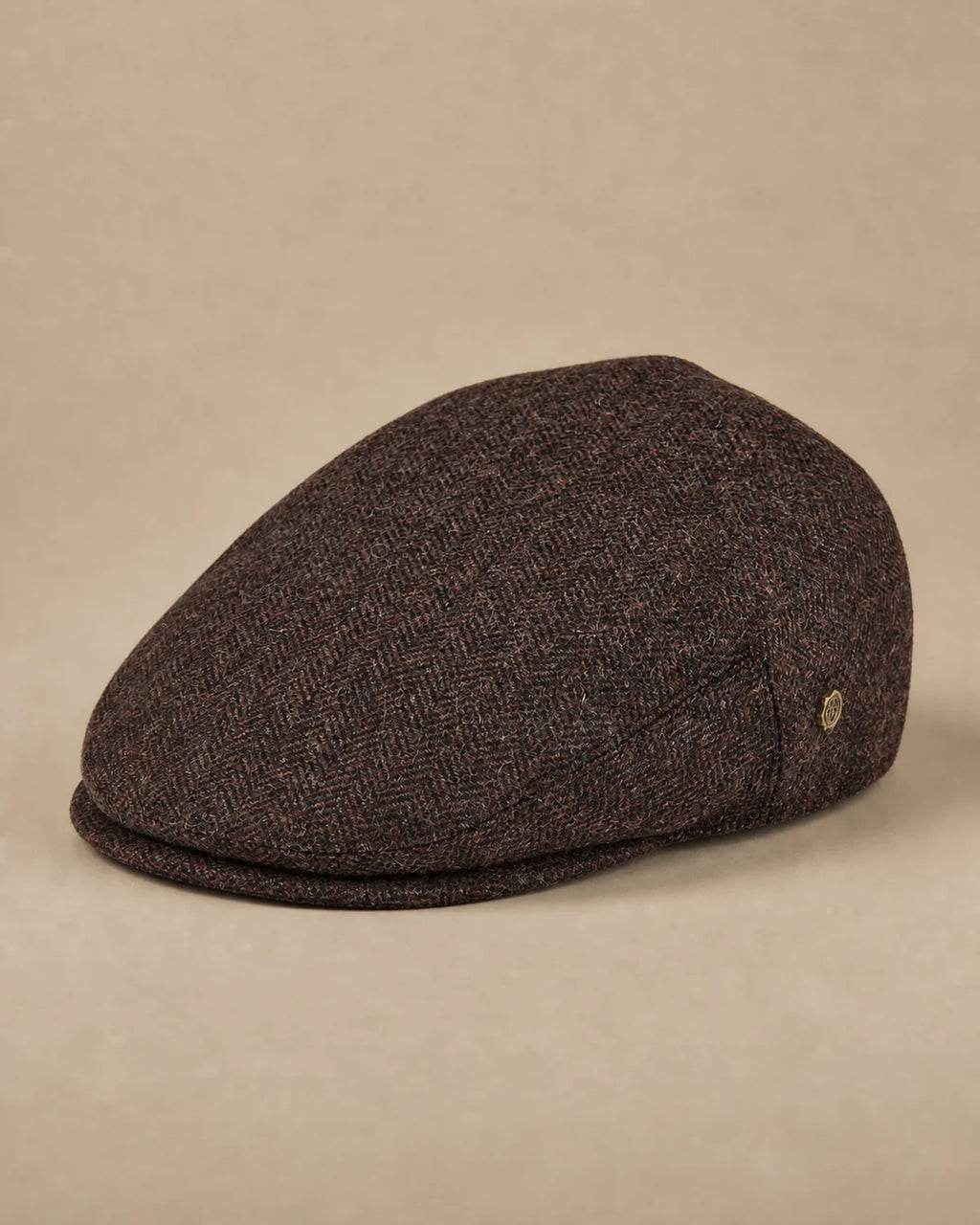 Boina Masculina Inglesa Lã Tweed Dublin Coffee em fundo neutro