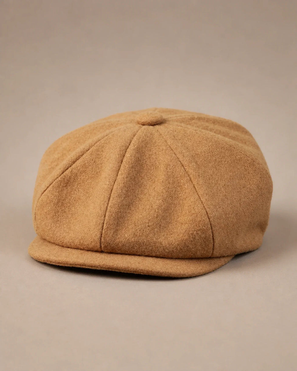 Boina Masculina Italiana 8 Gomos Fellini Khaki em fundo neutro