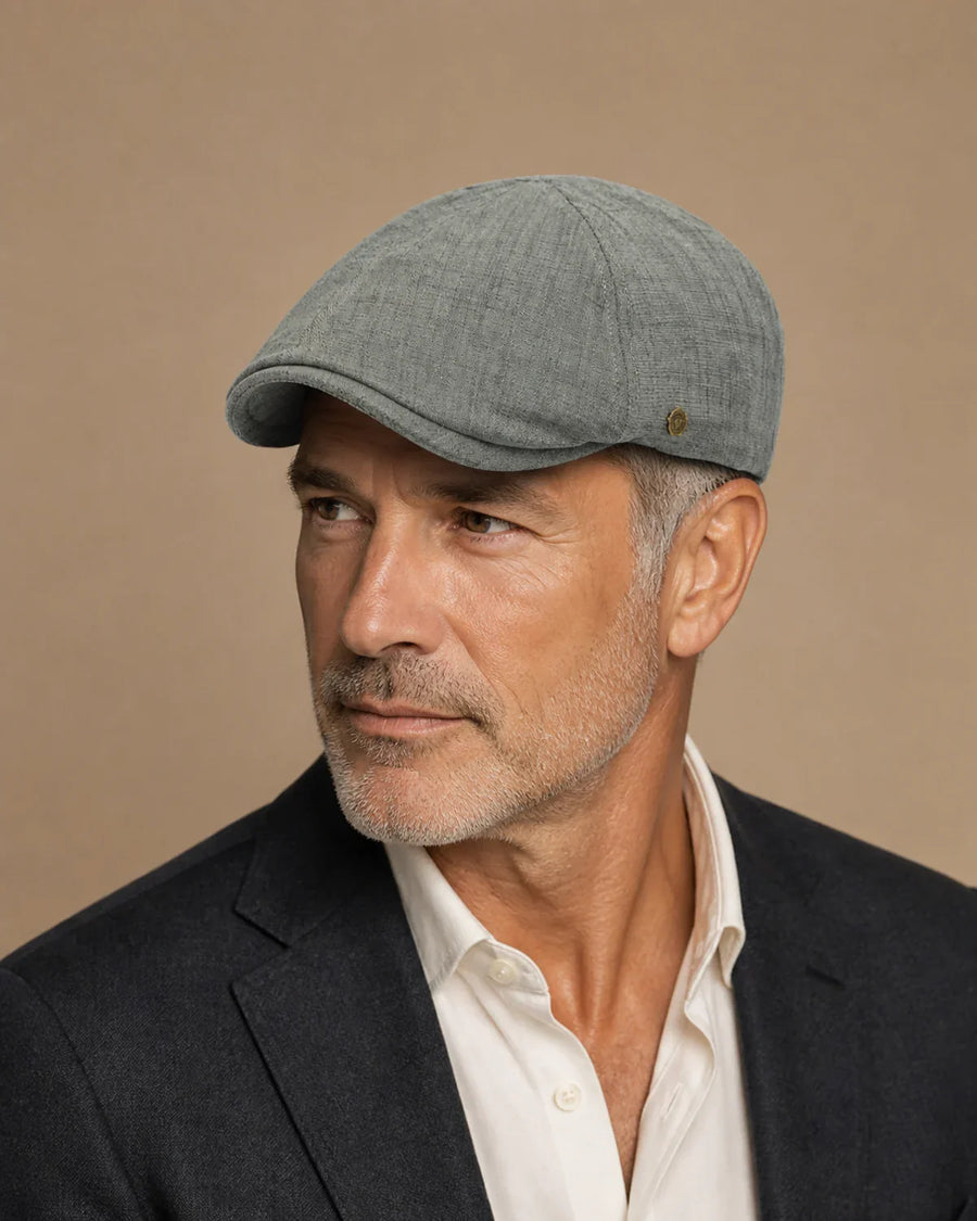 Homem 45+ usando Boina Masculina Inglesa Oxford Dark Grey com look formal