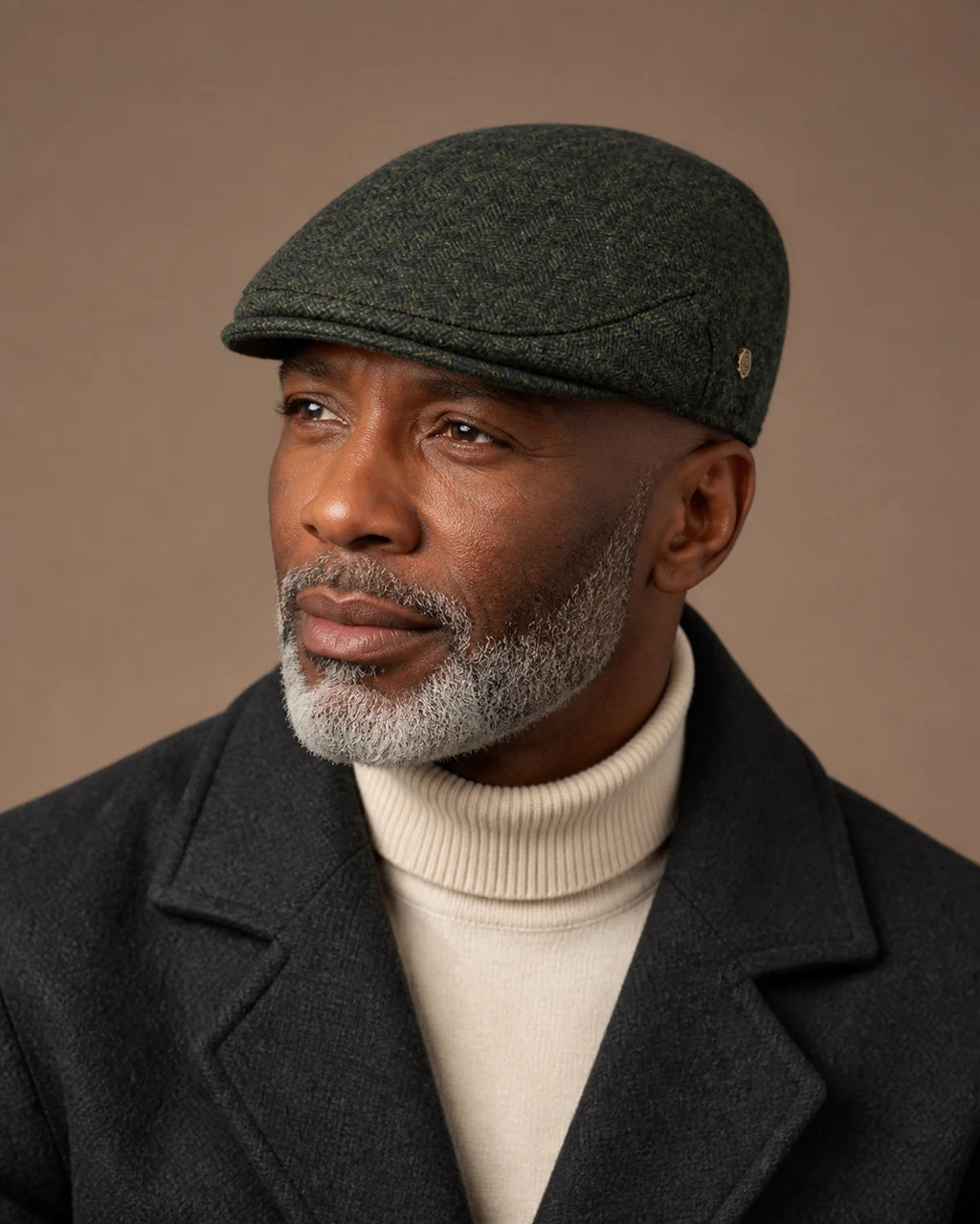 Homem negro 50+ usando a Boina Dublin Army Green em look formal