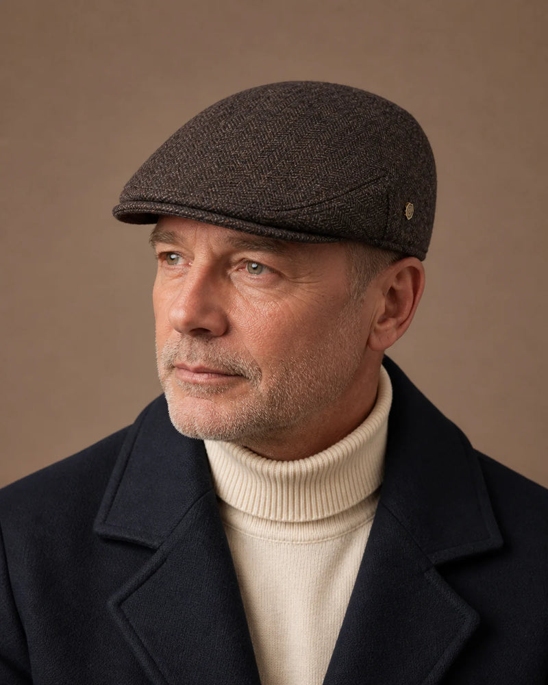 Homem 50+ usando a Boina Masculina Inglesa Lã Tweed Dublin Coffee em look formal