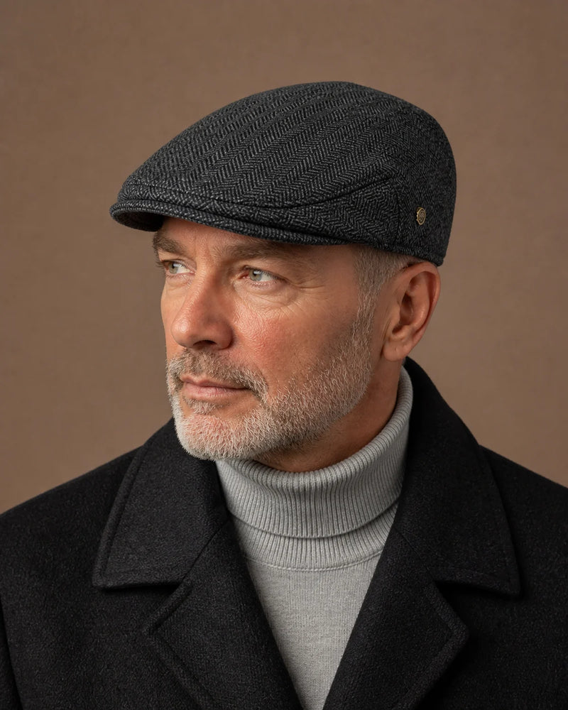 Homem 50+ usando a Boina Masculina Inglesa Lã Tweed Dublin Dark Grey em look formal