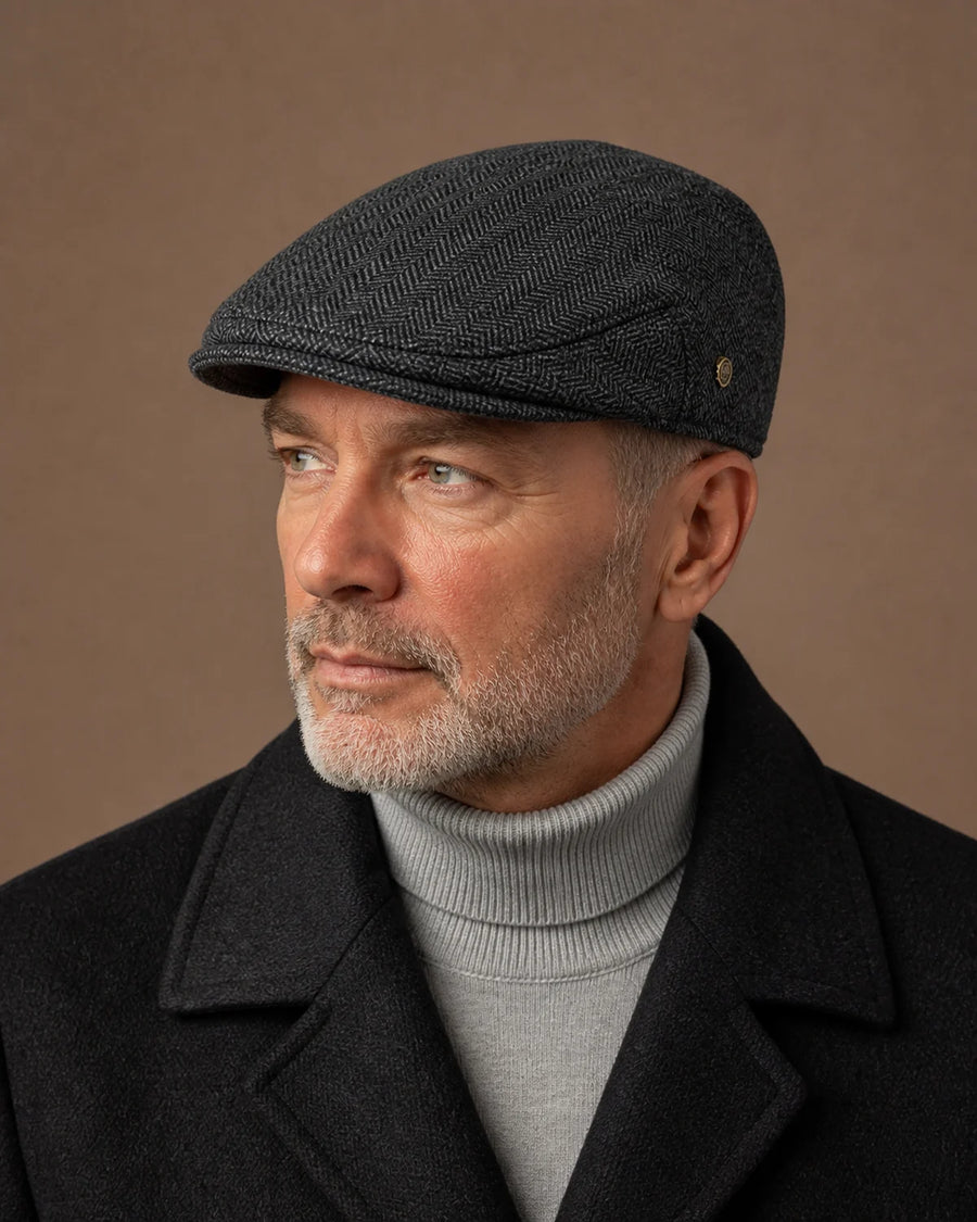 Homem 50+ usando a Boina Masculina Inglesa Lã Tweed Dublin Dark Grey em look formal