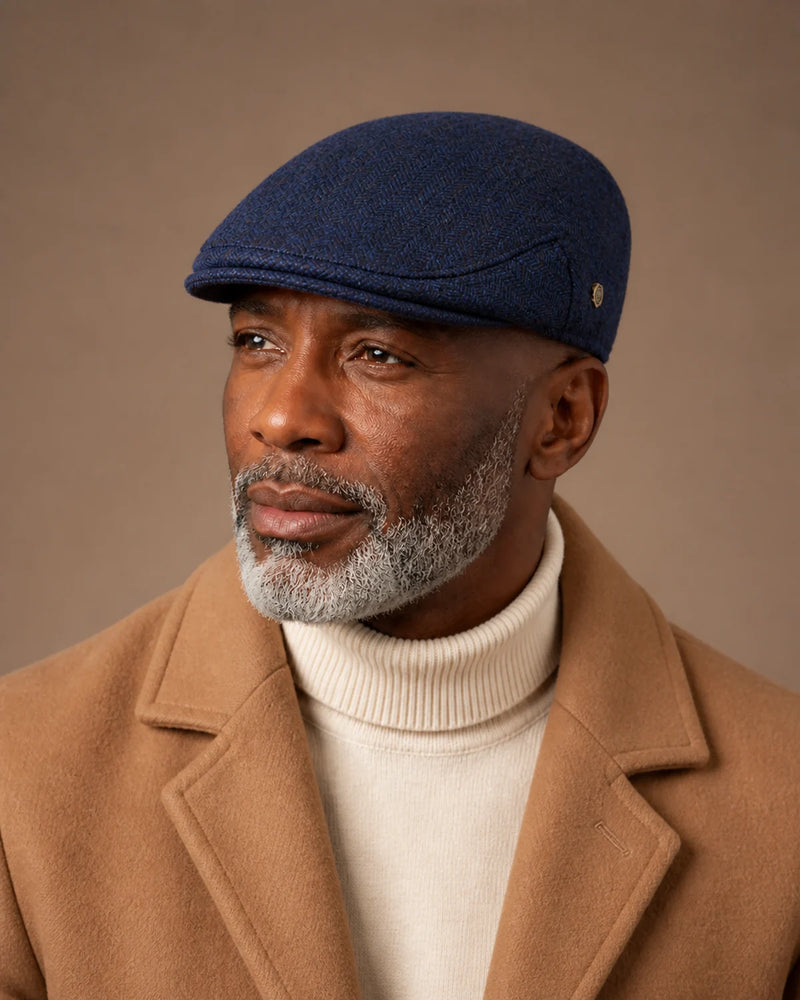 Homem negro 50+ usando a Boina Masculina Inglesa Lã Tweed Dublin Navy em look formal