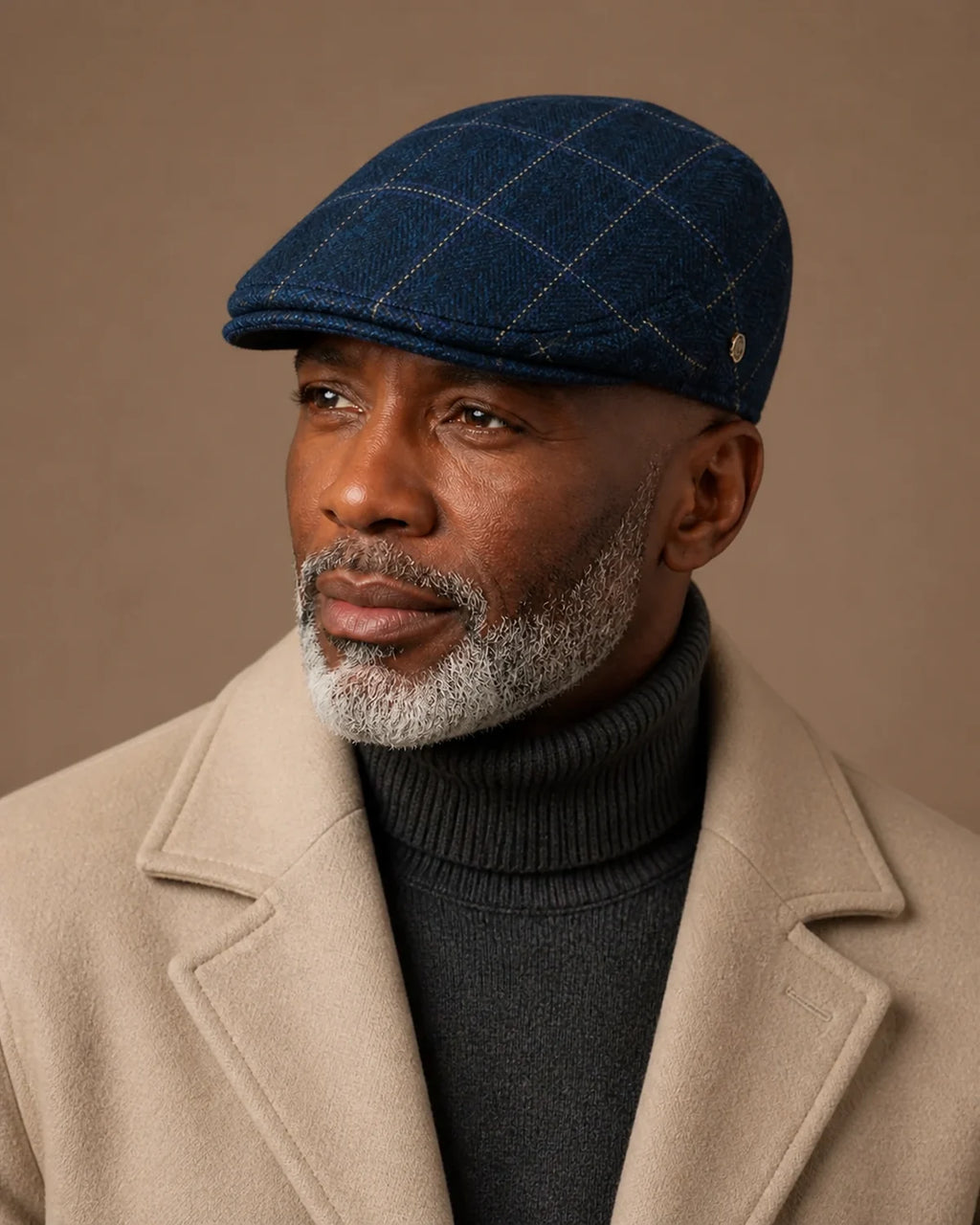 Homem negro 50+ usando a Boina Masculina Inglesa Lã Tweed Dublin Plaid Blue em look formal