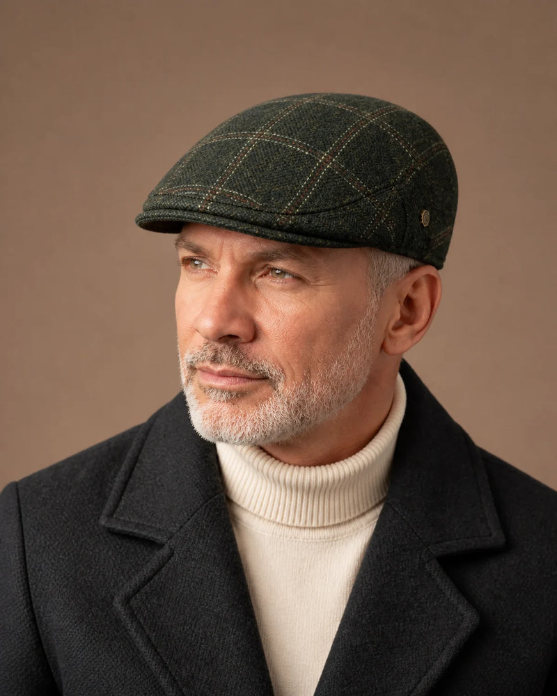 Homem 50+ usando a Boina Masculina Inglesa Lã Tweed Dublin Plaid Green em look formal