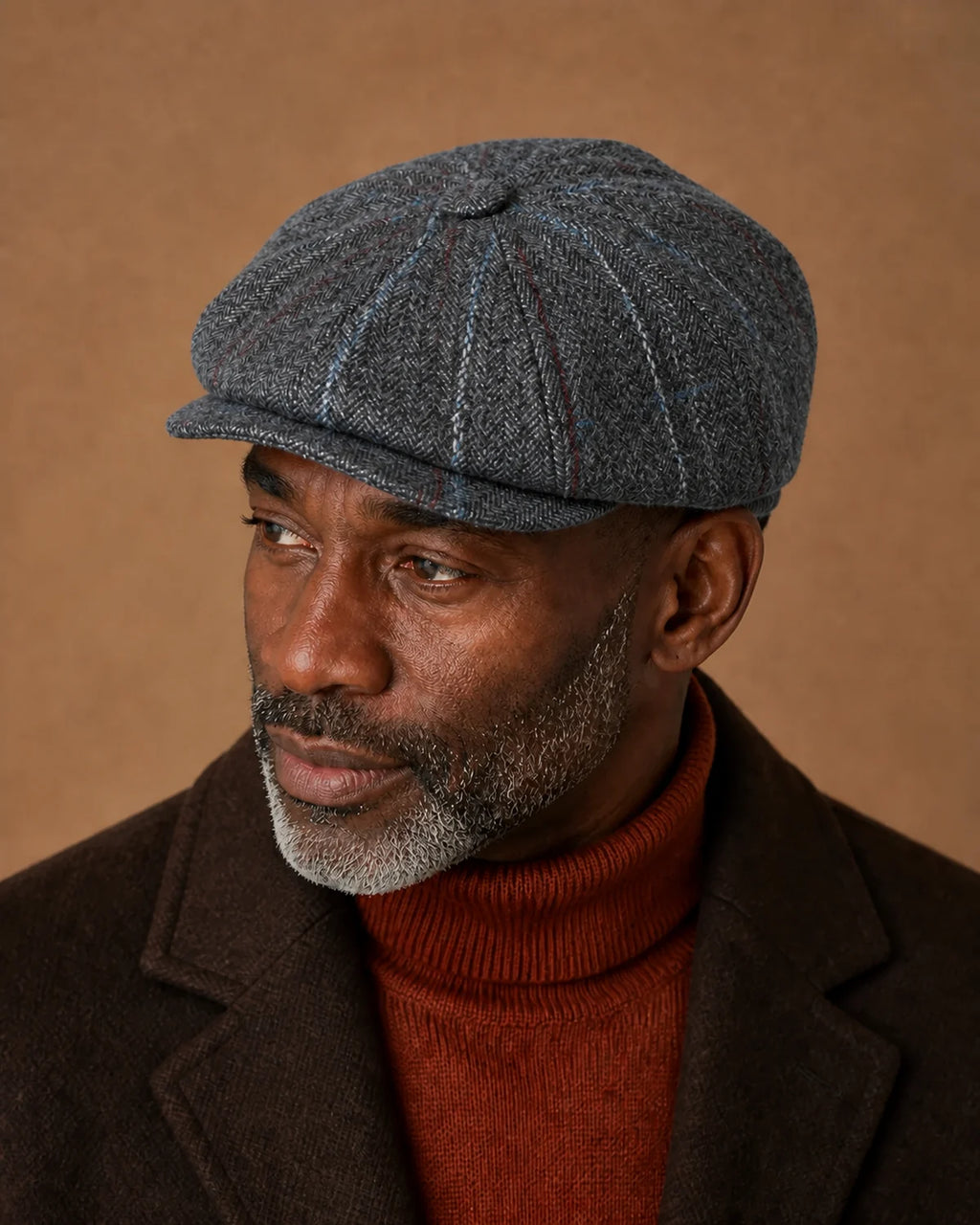 Homem negro 50+ usando a Boina Galway Plaid Grey em look formal