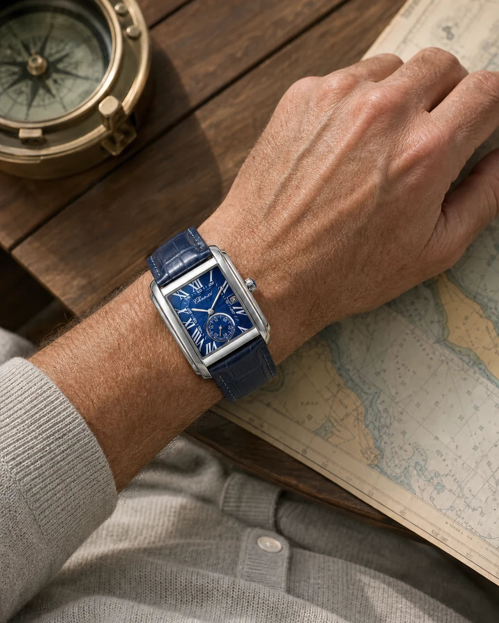 Close do Relógio Masculino Quartz Windsor Blue no pulso masculino com ponteiros prateados