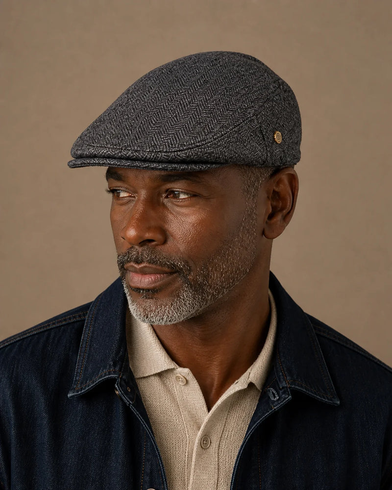 Homem negro 45+ usando a Boina Masculina Inglesa Lã Tweed Dublin Dark Grey em look casual
