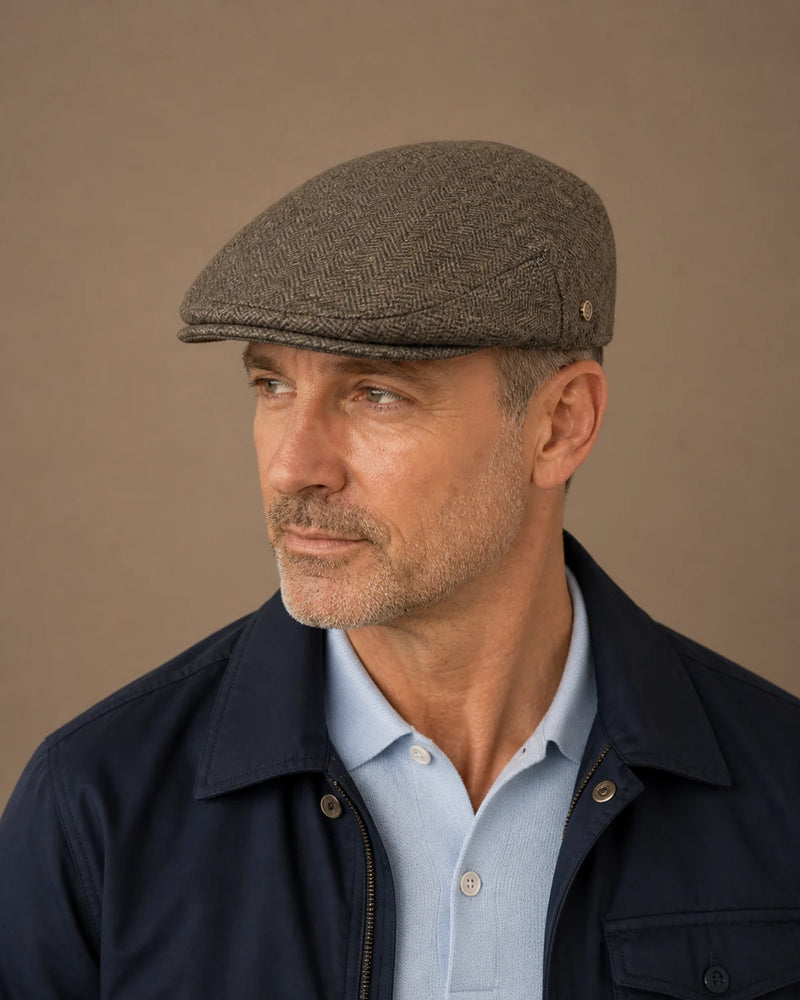 Homem 45+ usando a Boina Masculina Inglesa Lã Tweed Dublin Khaki em look casual