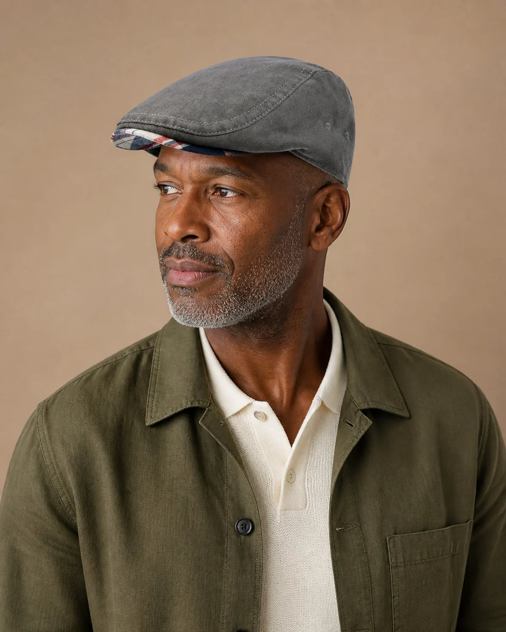 Homem negro 45+ usando Boina Masculina Inglesa Linho Ascot Grey em look casual