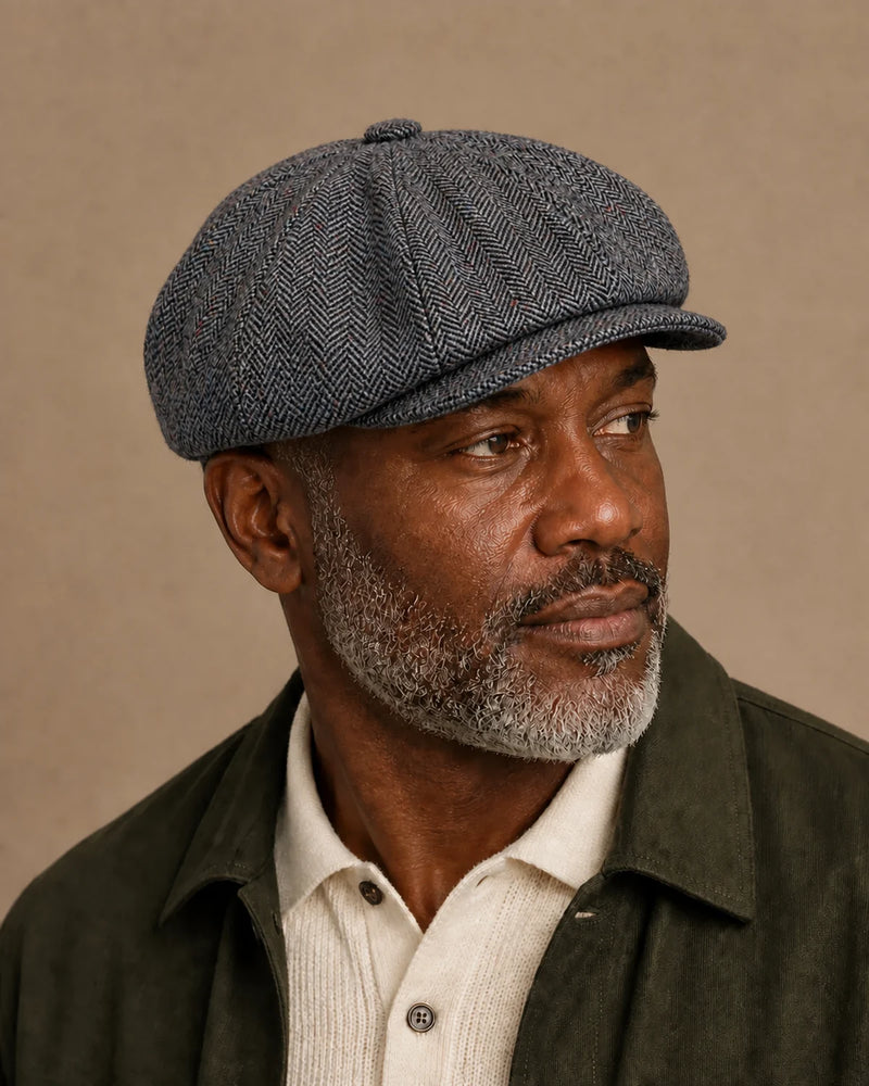Homem negro 50+ usando a Boina Galway Flecked Grey em look casual