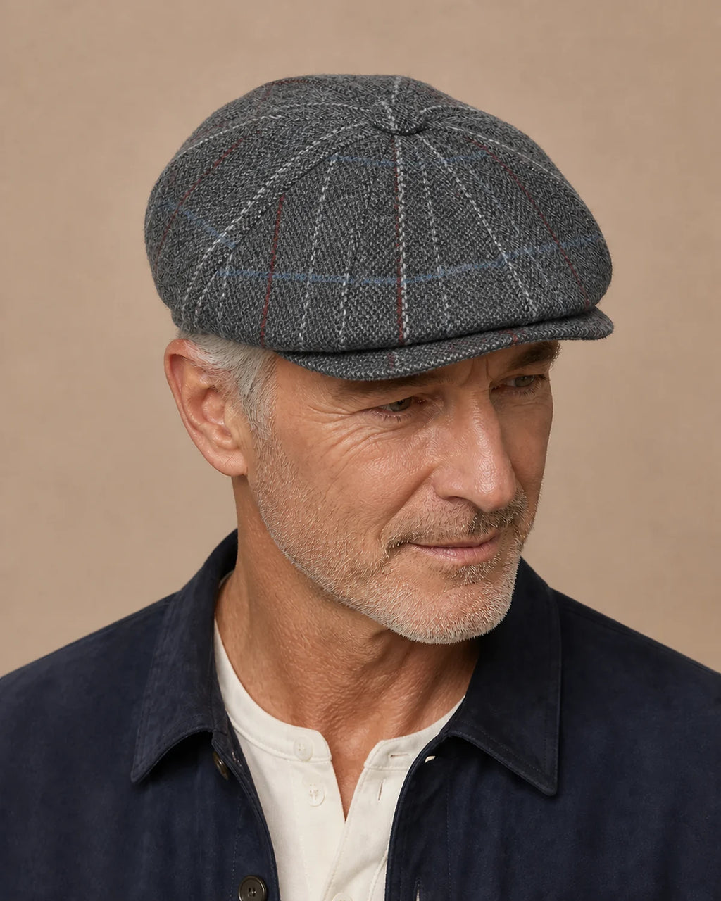 Homem 50+ usando a Boina Galway Plaid Grey em look casual