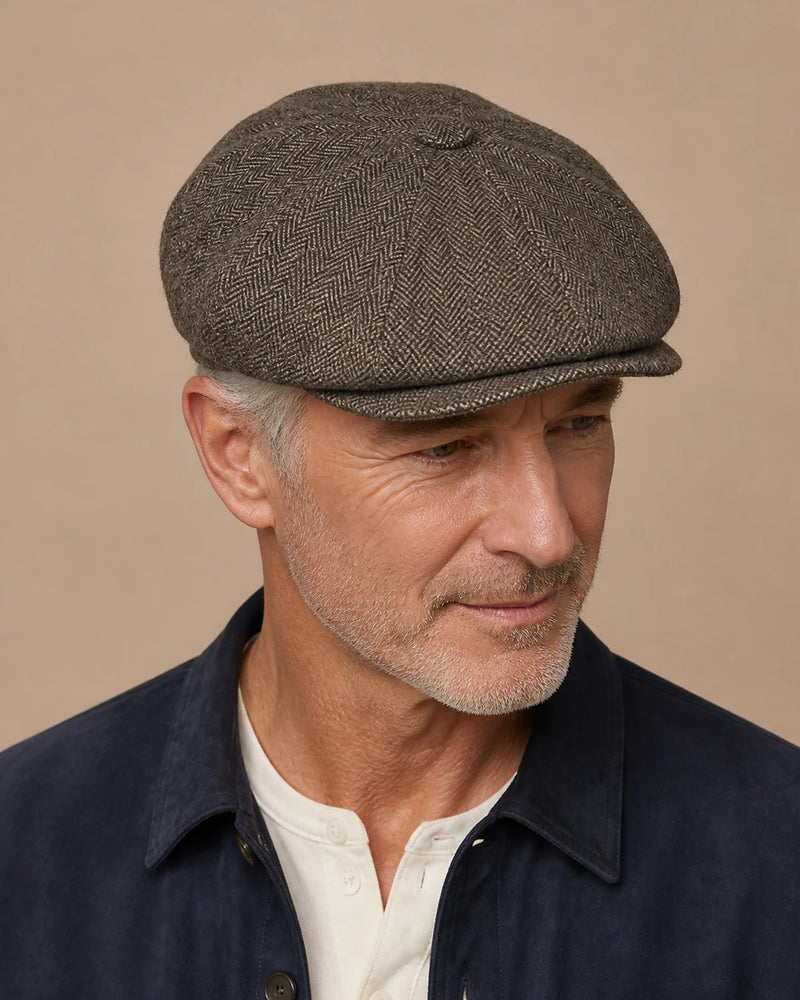 Boina Masculina Italiana Lã Tweed Galway Taupe em look casual masculino
