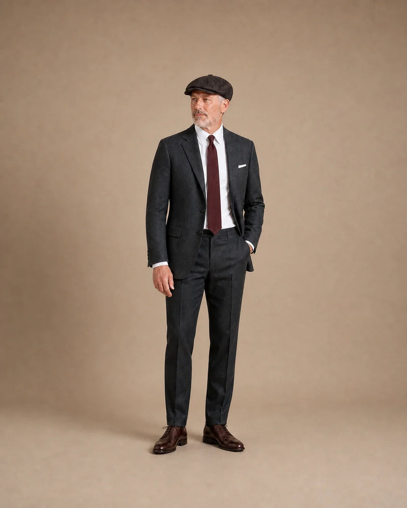 Boina Masculina Italiana Lã Tweed Galway Coffee com traje formal