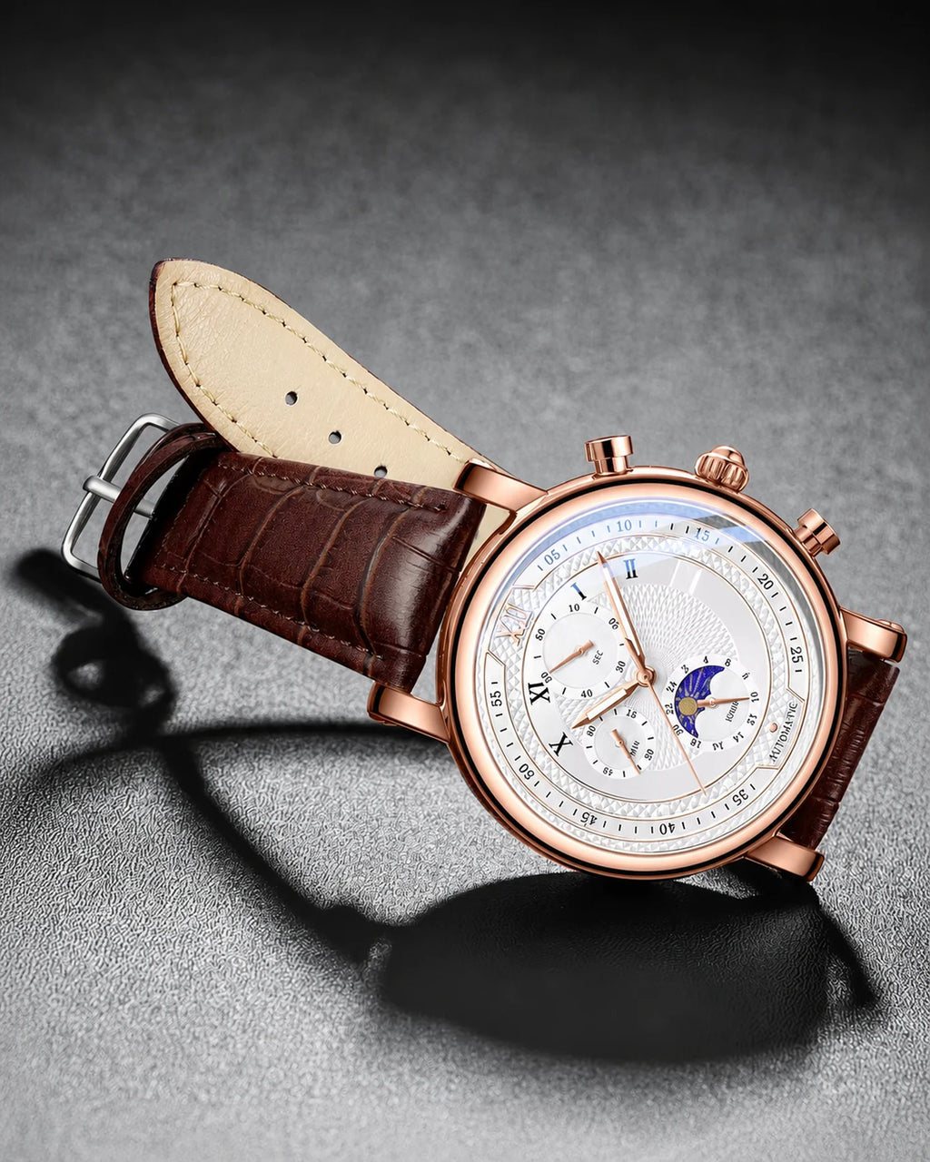Relógio Aurelius Rose White sobre superfície escura com pulseira marrom aberta