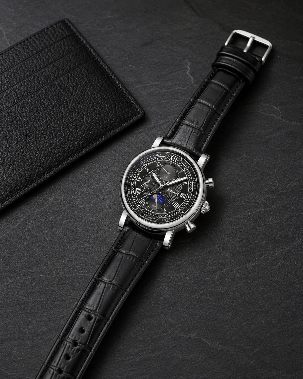 Relógio Aurelius Silver Black ambientado sobre superfície escura