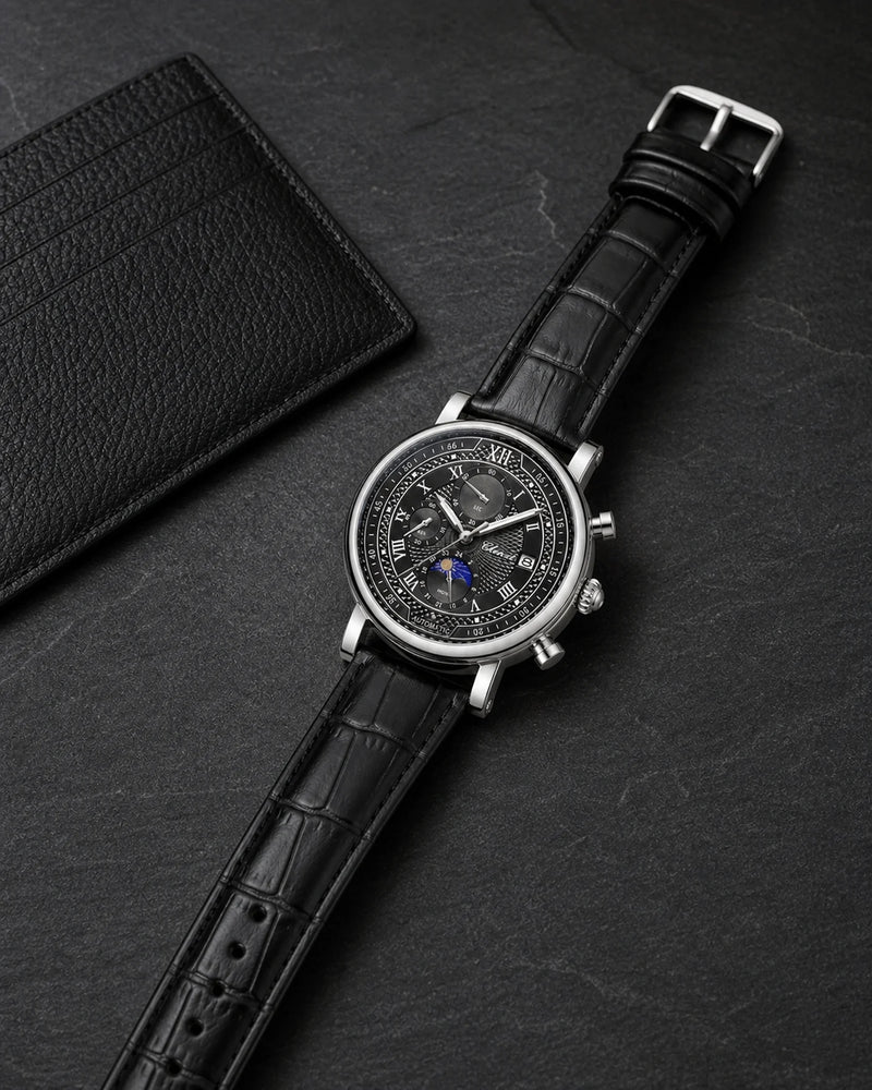 Relógio Aurelius Silver Black ambientado sobre superfície escura