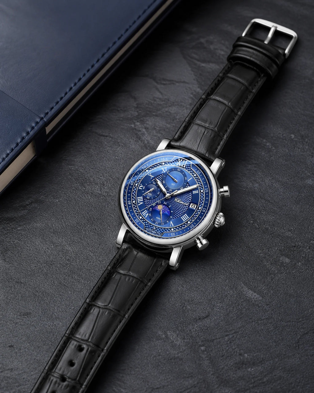 Relógio Aurelius Silver Blue sobre superfície grafite com pulseira preta aberta