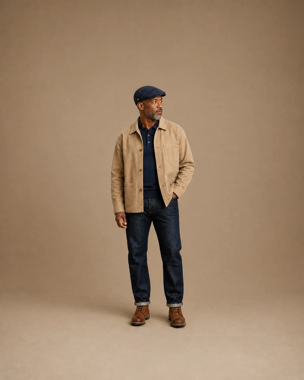 Homem negro 45+ em corpo inteiro usando a Boina Masculina Inglesa Lã Tweed Dublin Plaid Blue