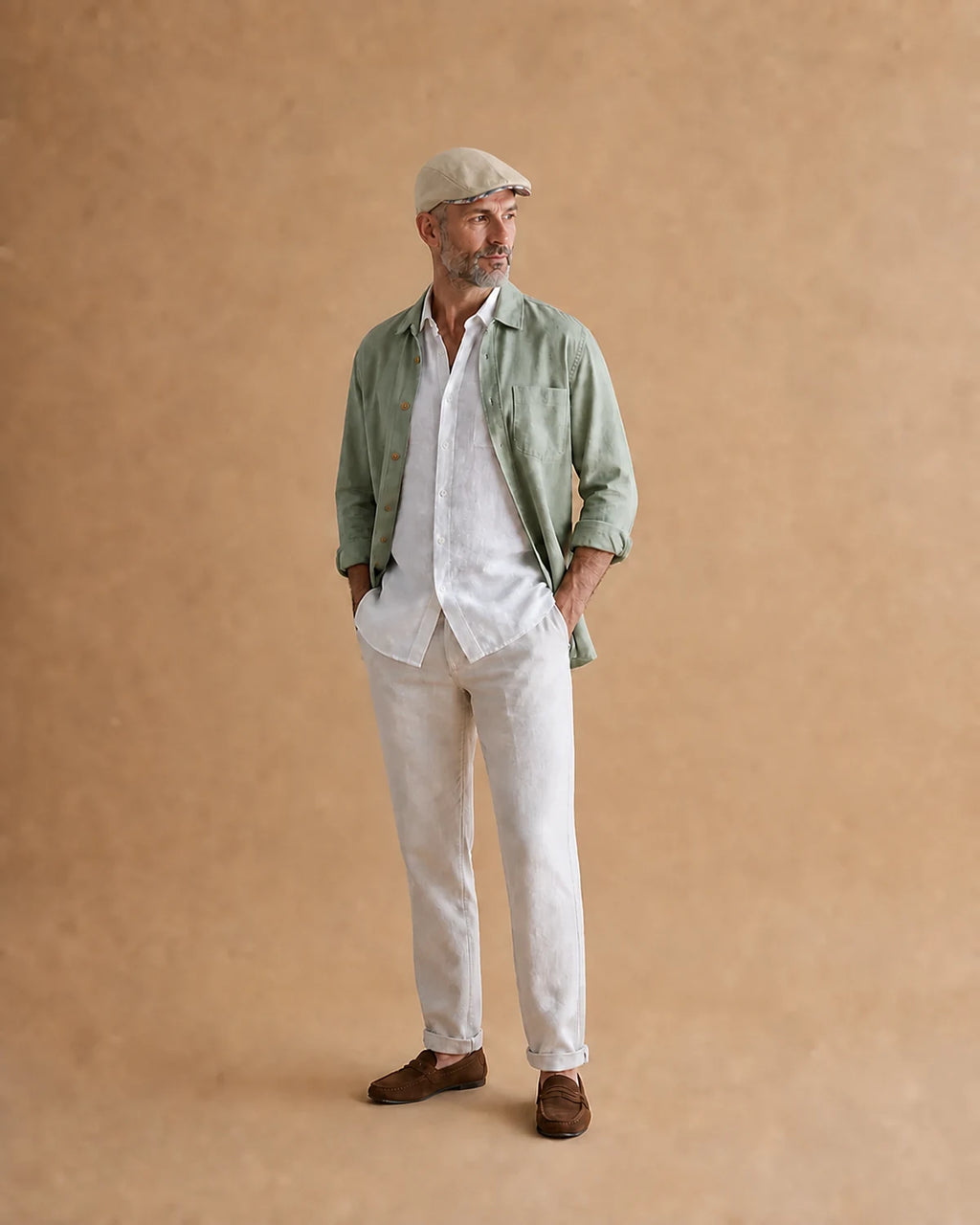 Boina Masculina Inglesa Linho Ascot Khaki em look casual de corpo inteiro