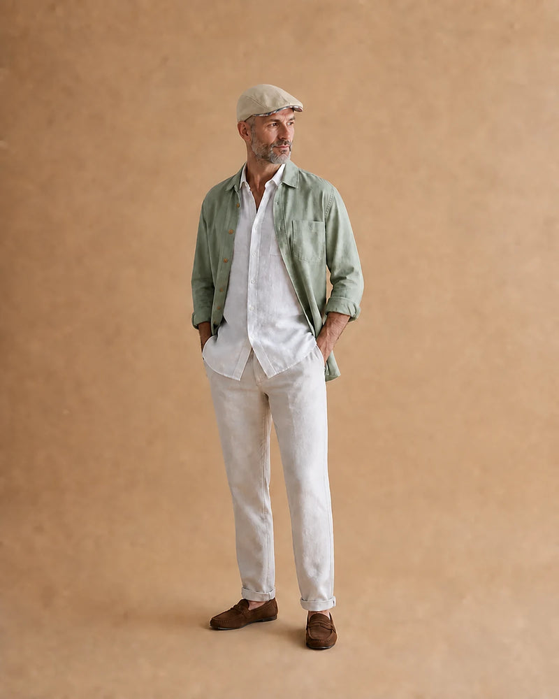 Boina Masculina Inglesa Linho Ascot Khaki em look casual de corpo inteiro