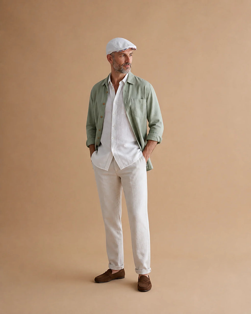 Homem 45+ usando Boina Masculina Inglesa Linho Ascot White em look casual