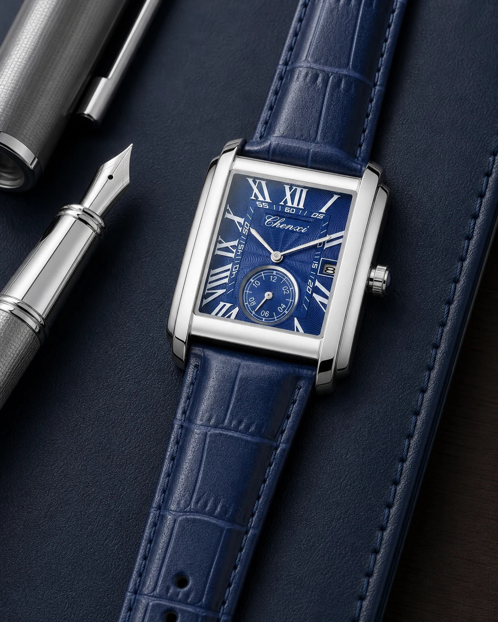Detalhe do Relógio Masculino Quartz Windsor Blue com ponteiros prateados em mesa de escritório