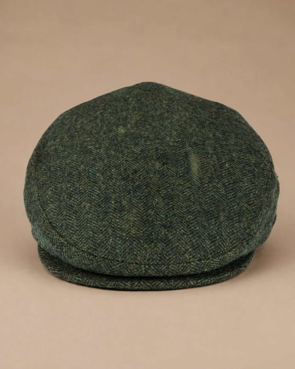 Vista frontal da Boina Dublin Army Green de perfil baixo