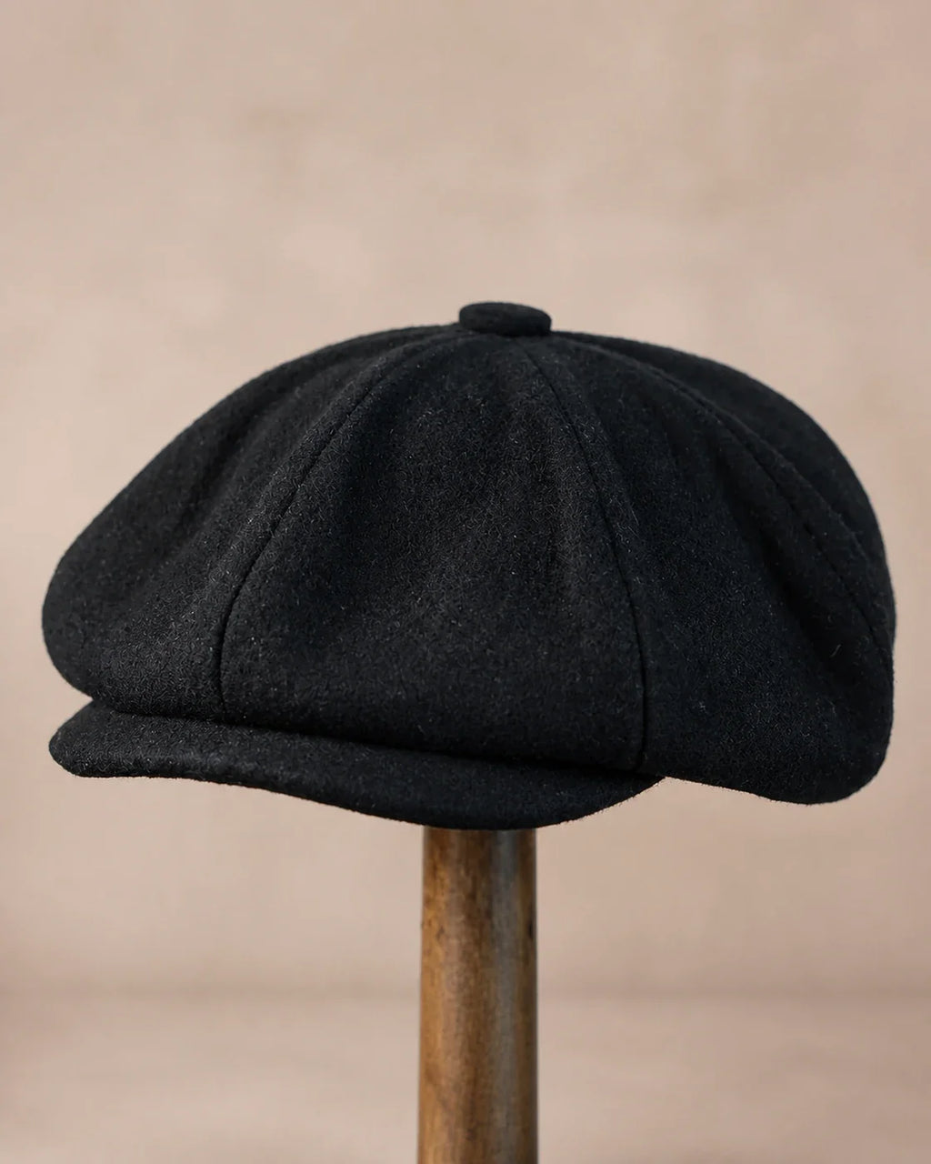 Detalhe da Boina Masculina Italiana 8 Gomos Fellini Black em suporte
