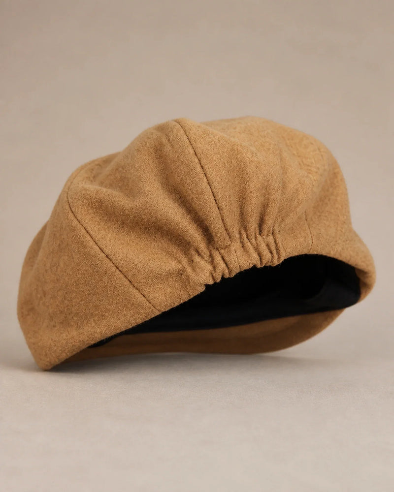 Boina Fellini Khaki detalhe do ajuste elástico traseiro