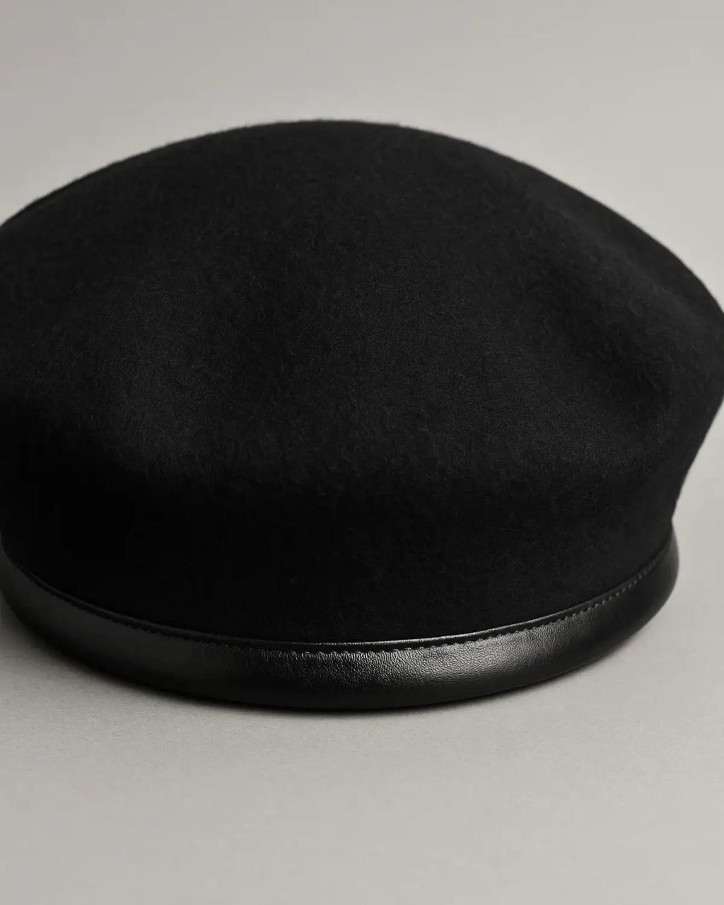 Detalhes sofisticados da Boina Masculina Francesa de Lã Preta Ajustável com aba em couro, acabamento premium.