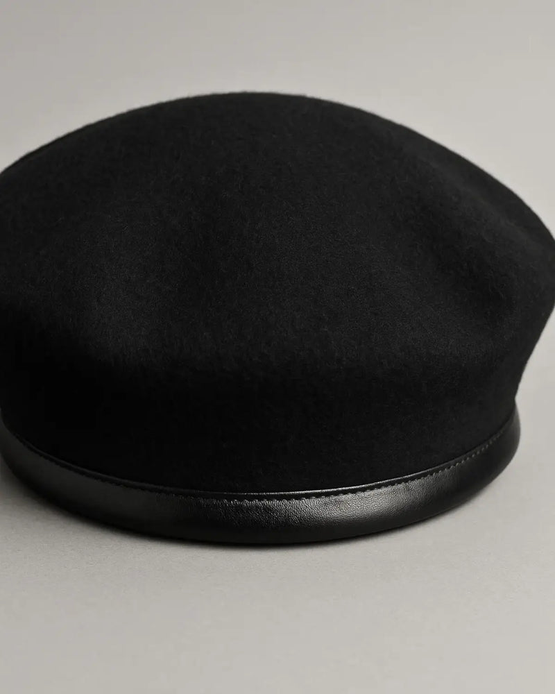 Detalhes sofisticados da Boina Masculina Francesa de Lã Preta Ajustável com aba em couro, acabamento premium.