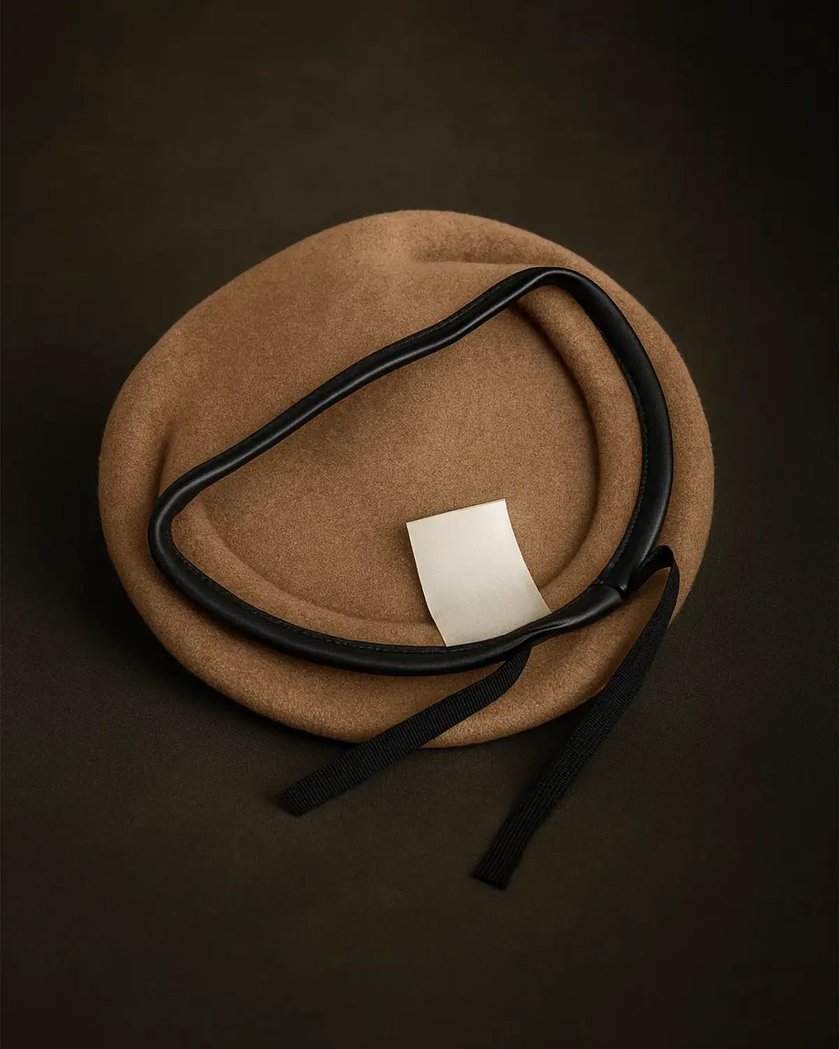  Vista interna da Boina Masculina Francesa Lã Ajustável Brown destacando acabamento em couro e laço ajustável.