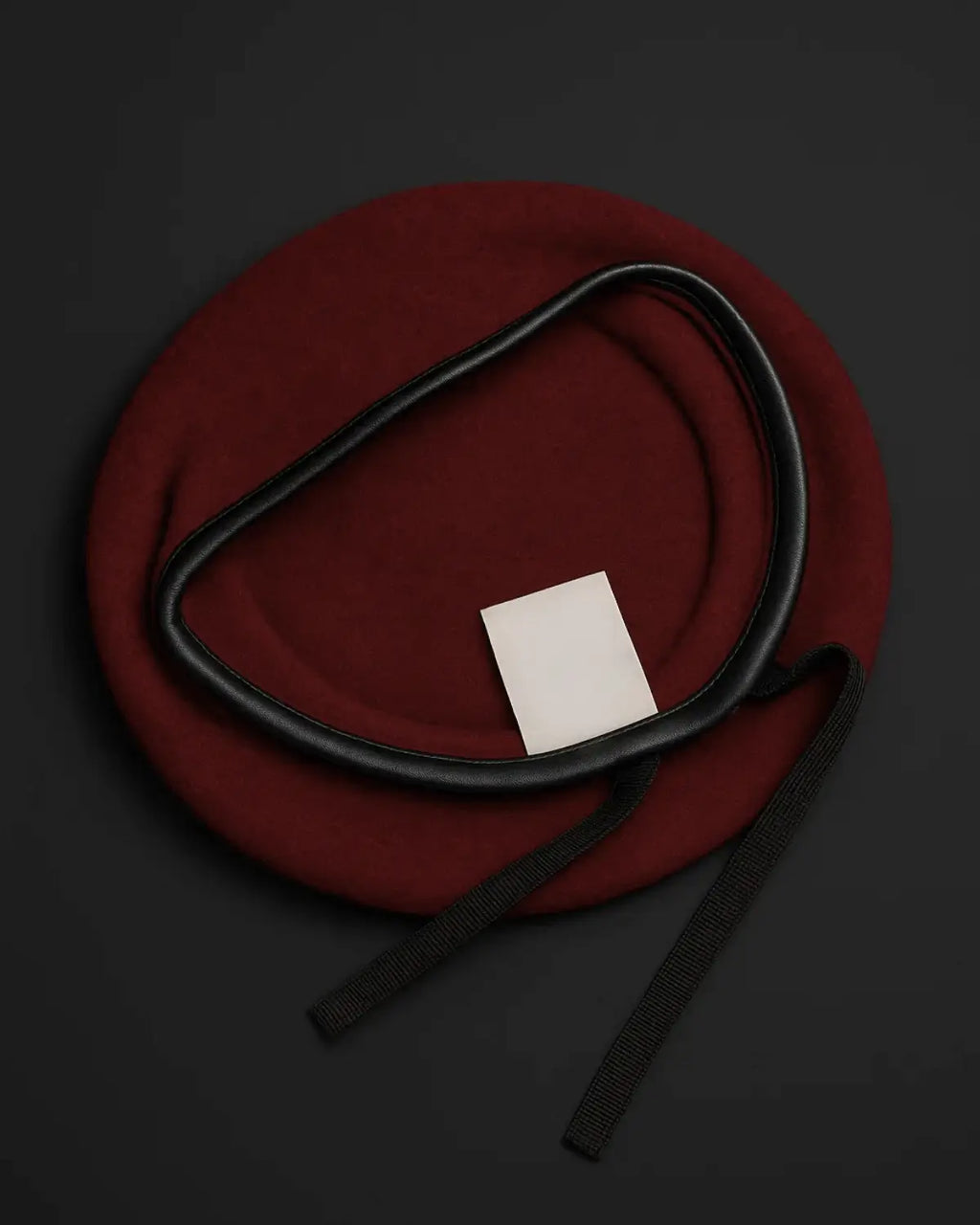Boina masculina francesa de lã ajustável vinho exibida de cabeça para baixo, evidenciando forro interno e regulagem em fita.

