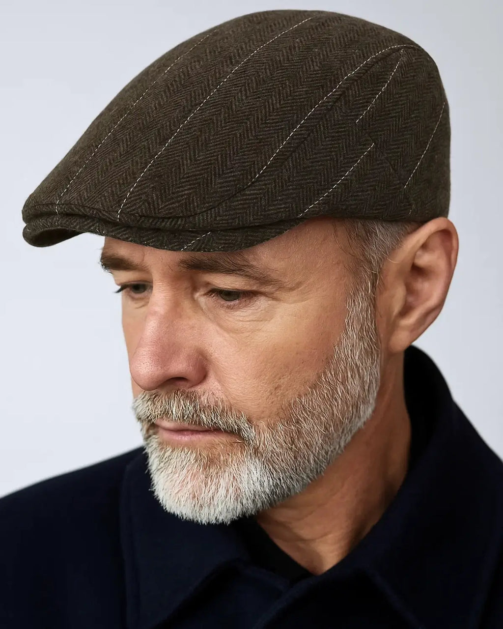 Close frontal da boina inglesa masculina marrom mostrando detalhes do tecido e acabamento sofisticado.