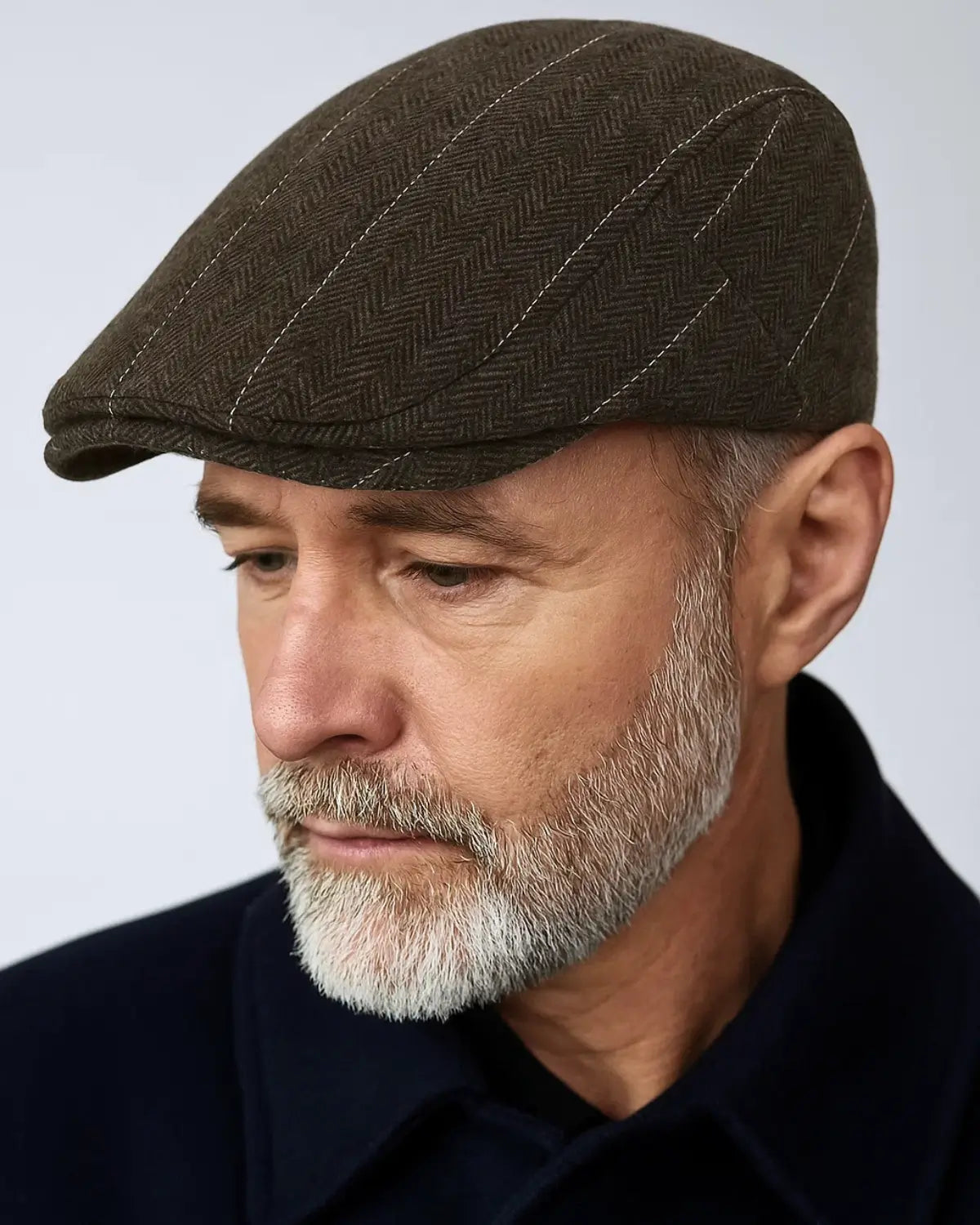 Close frontal da boina inglesa masculina marrom mostrando detalhes do tecido e acabamento sofisticado.