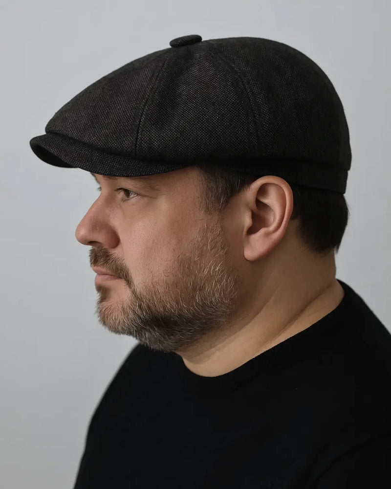 Vista lateral de homem maduro usando Boina Masculina Italiana Linho Black, destacando aba estruturada e textura do linho.