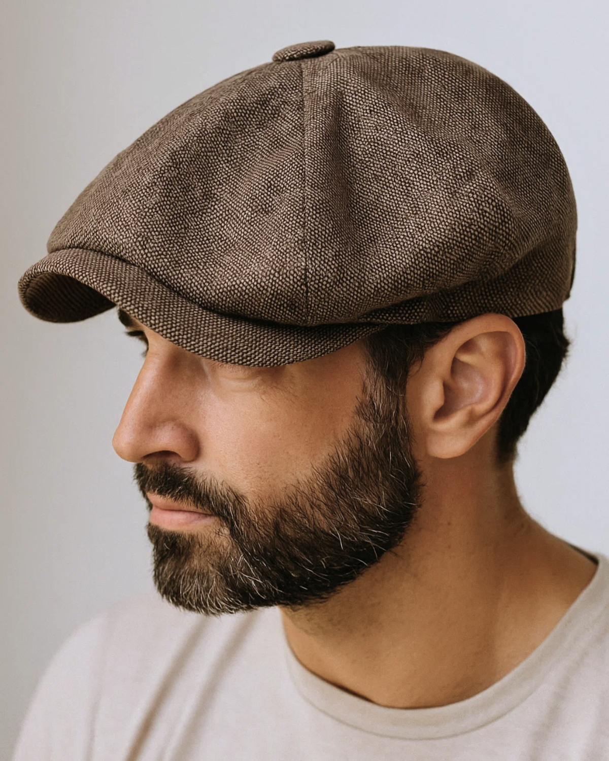 Close lateral de homem usando Boina Masculina Italiana Linho Brown, destacando aba estruturada e textura do linho premium.
