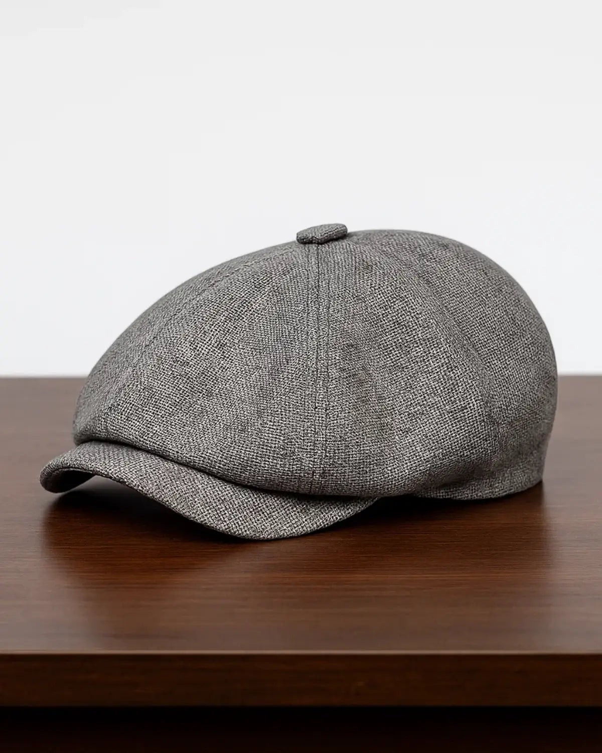 Boina Masculina Italiana Linho Grey sobre mesa de madeira em cenário minimalista