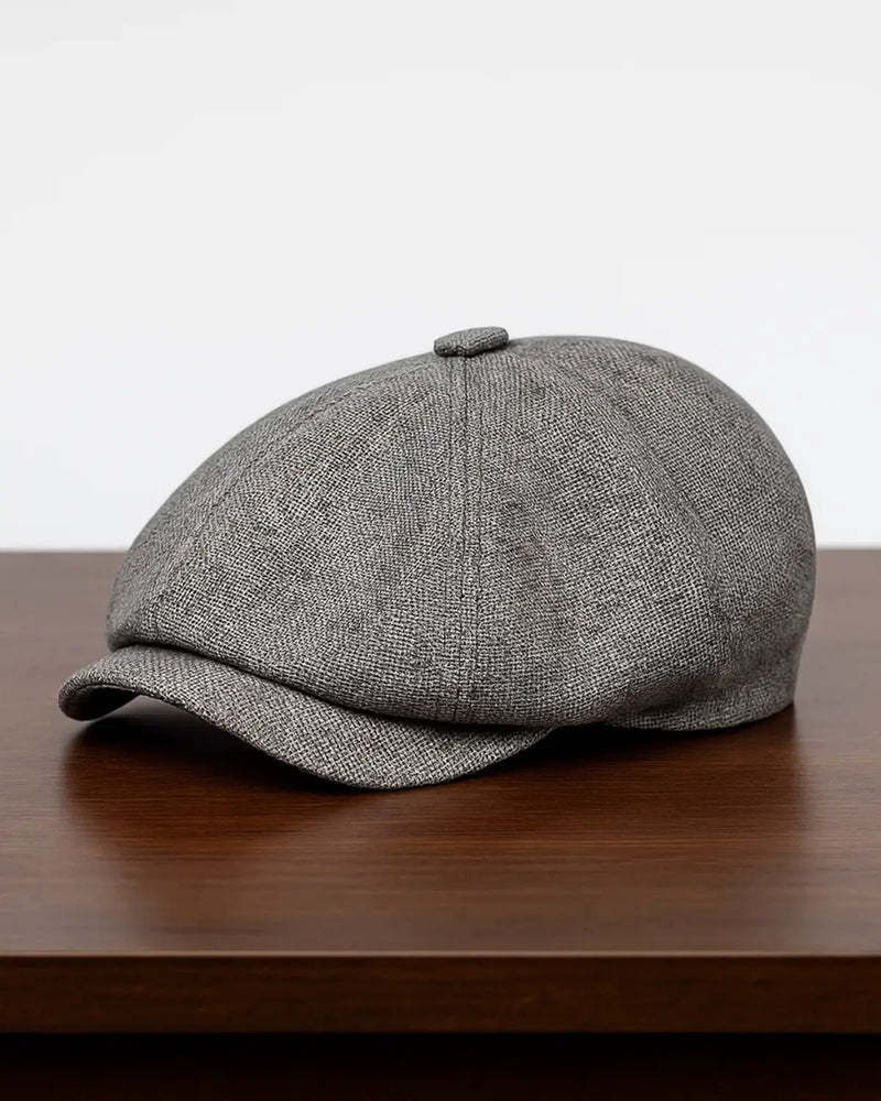 Boina Masculina Italiana Linho Grey sobre mesa de madeira em cenário minimalista
