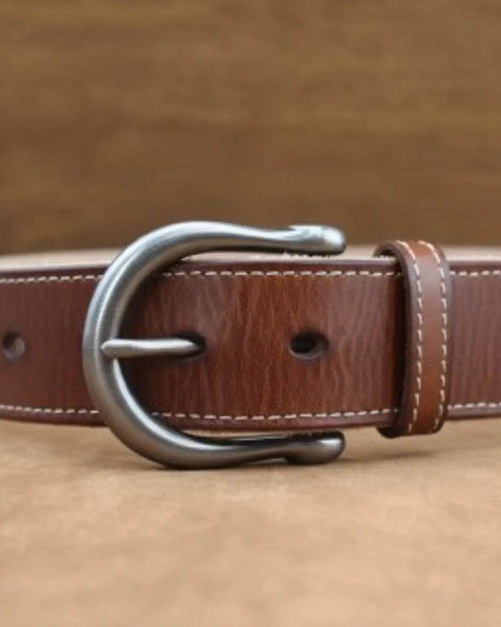 Close fivela arredondada cinto masculino Brown Hamilton, couro legítimo marrom de alta qualidade, detalhe costura clara