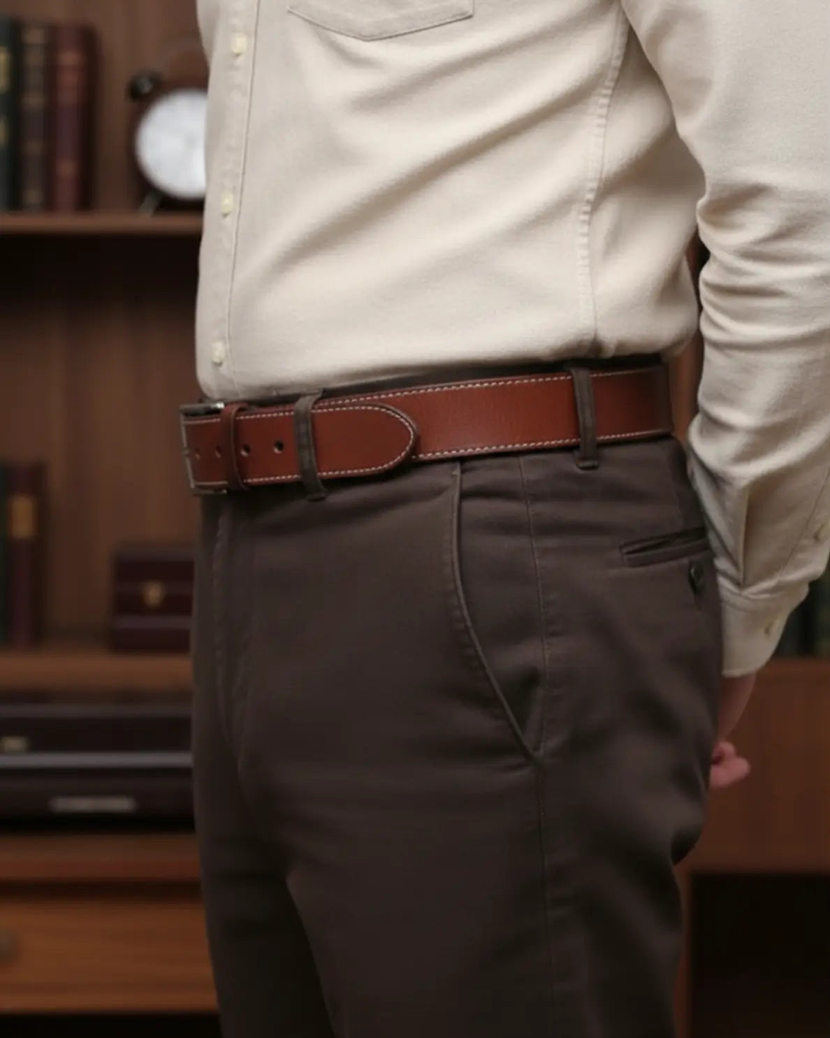 Cinto Brown Hamilton detalhe cintura, couro legítimo marrom, camisa clara e calça social, visual clássico masculino adulto