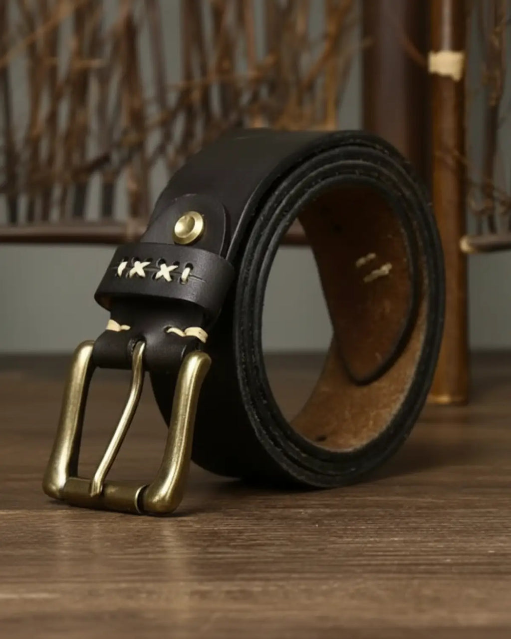 Cinto masculino Mercer Black enrolado vertical, couro legítimo preto, fivela latão envelhecido, produto artesanal premium