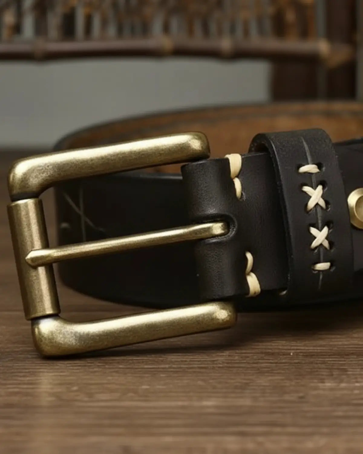 Detalhe fivela latão cinto masculino couro legítimo preto Mercer Black, costura clara manual, acabamento premium