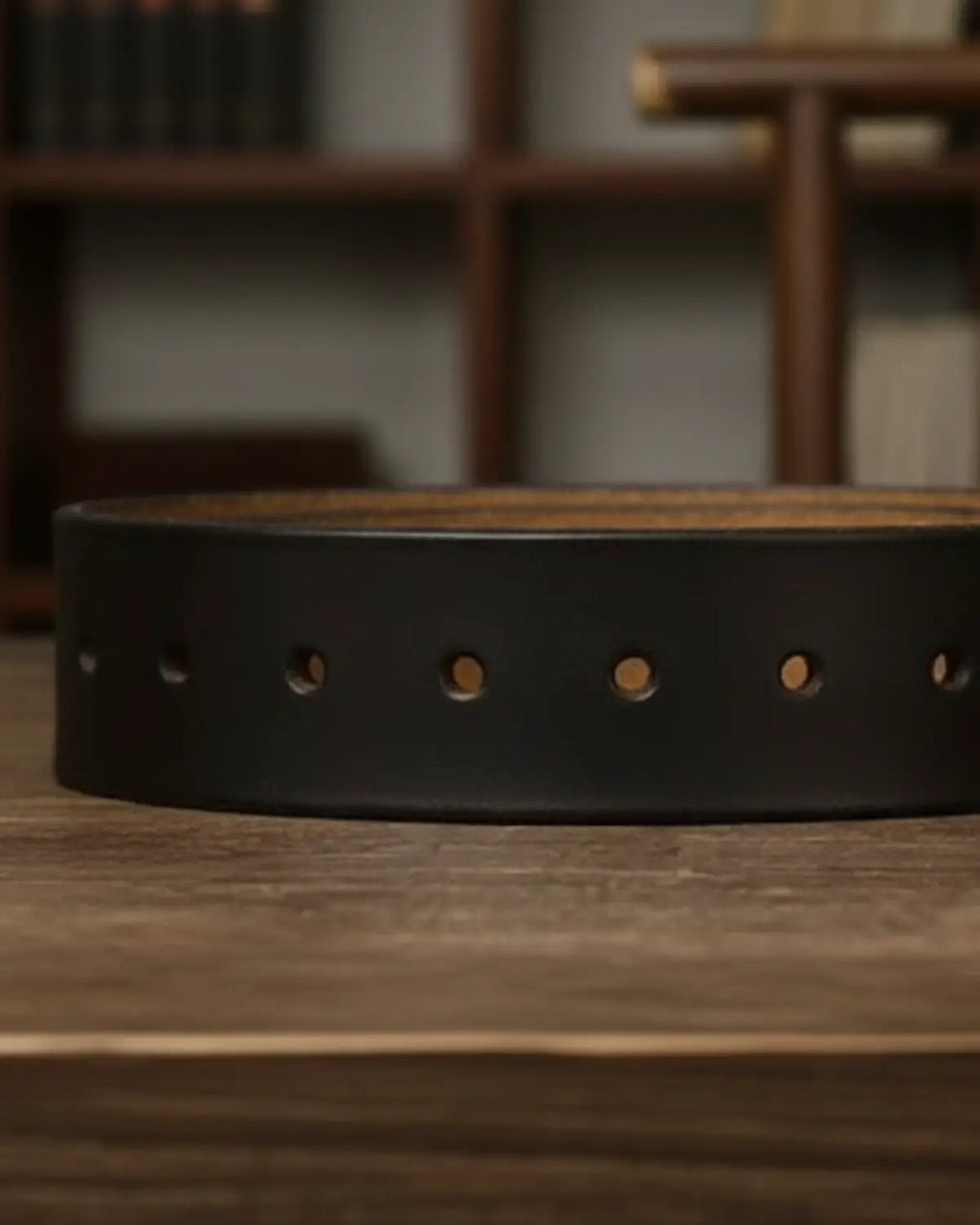 Cinto masculino couro legítimo preto aberto sobre mesa, detalhes de furos e acabamento artesanal Mercer Black