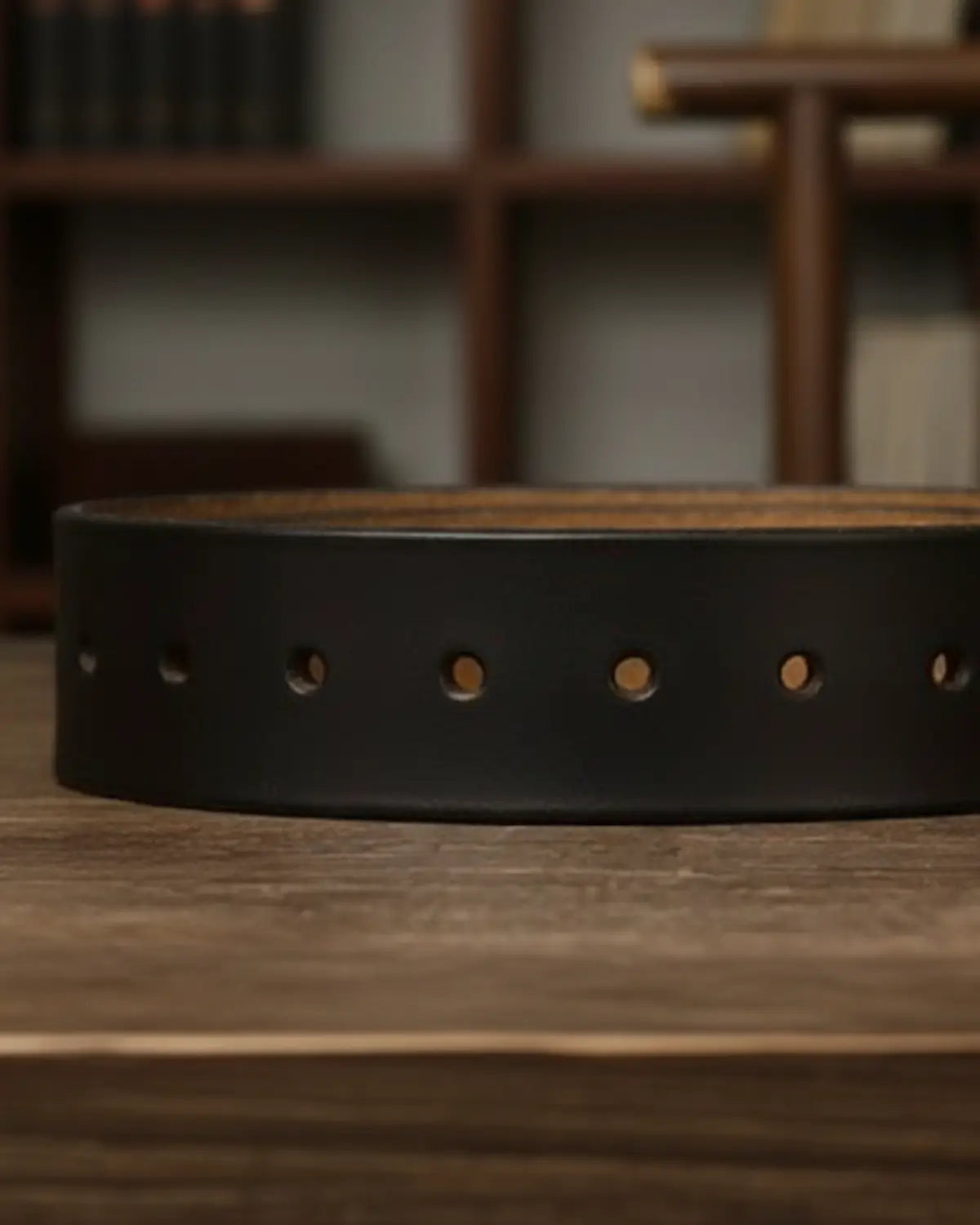 Cinto masculino couro legítimo preto aberto sobre mesa, detalhes de furos e acabamento artesanal Mercer Black