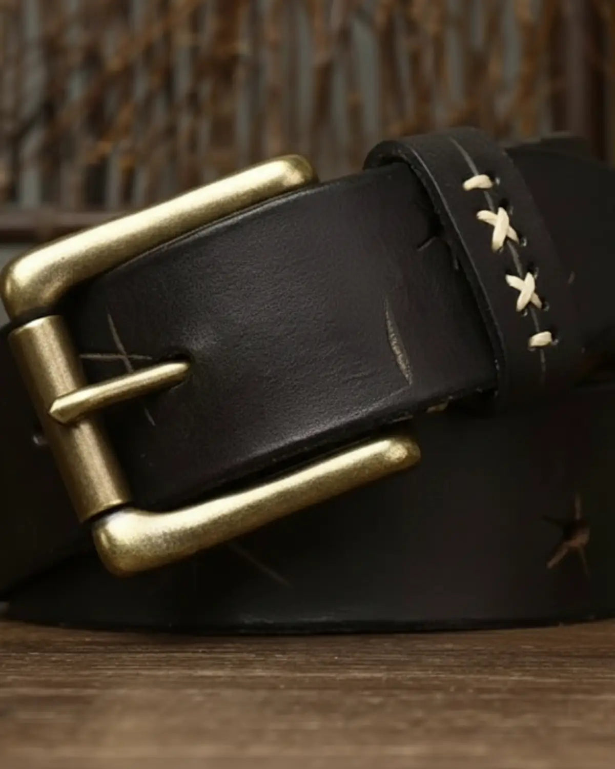 Close fivela cinto masculino preto Mercer Black, couro legítimo premium, detalhe costura clara artesanal