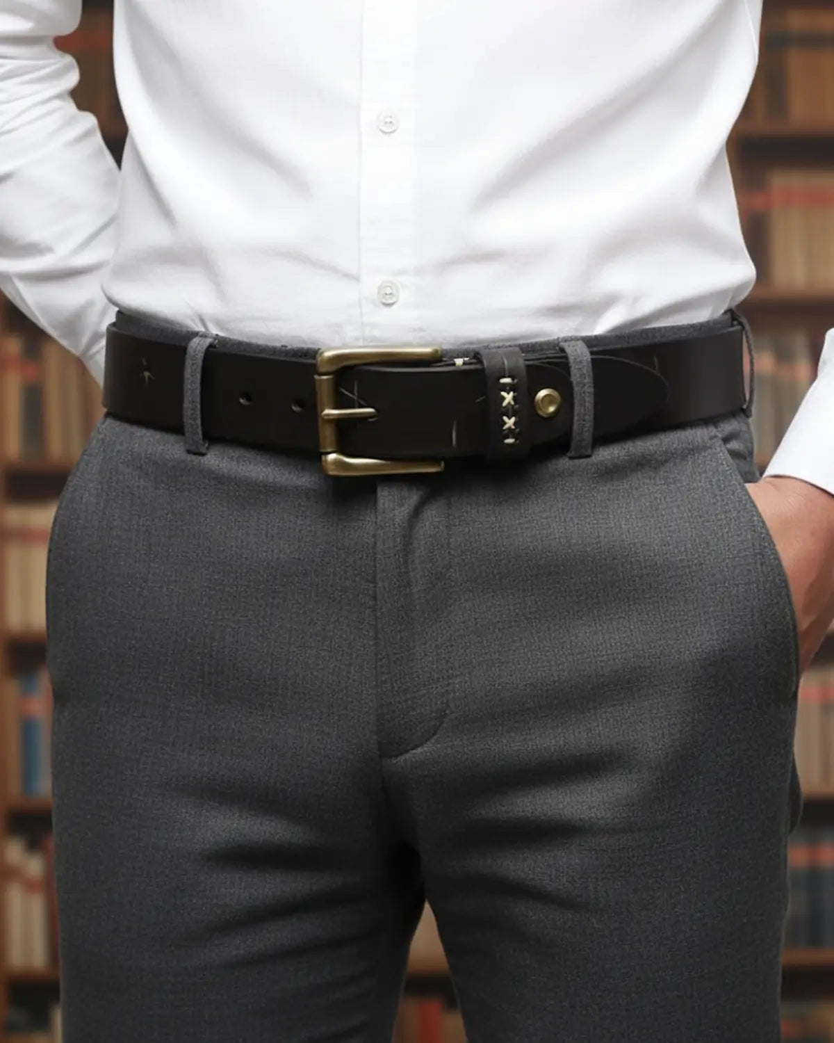 Cinto masculino Mercer Black detalhe fivela latão, couro legítimo preto com costura clara, acabamento artesanal tradicional