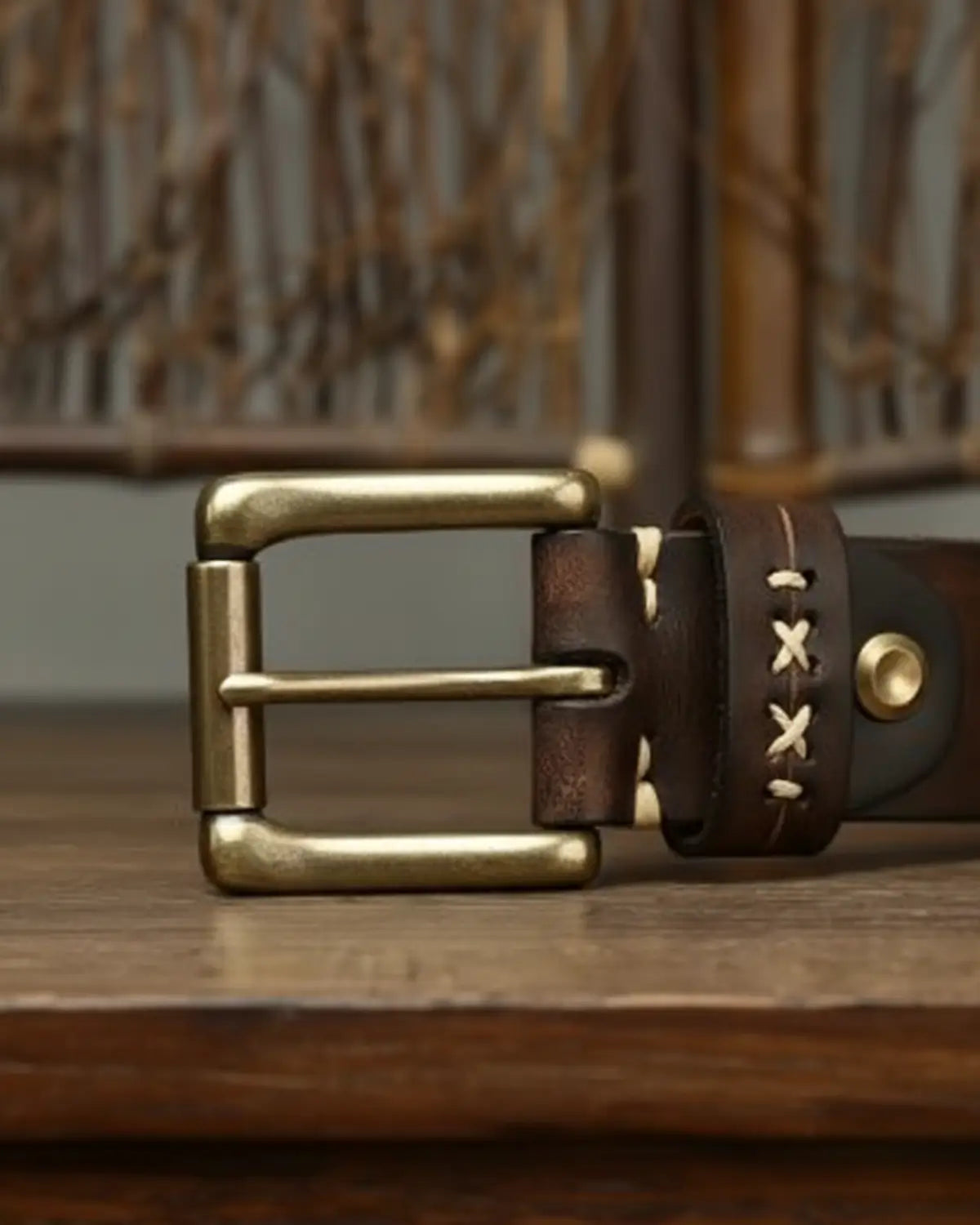 Detalhe fivela cinto masculino couro legítimo Mercer Brown acabamento artesanal elegante